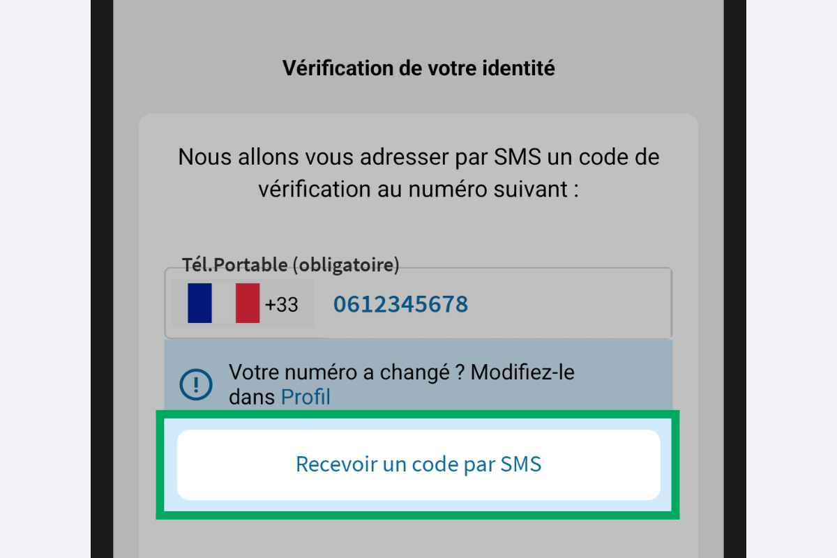 Capture d’écran de l’application présentant
                    la page de vérification d'identité pour la création ou modification des coordonnées bancaires. Le bouton « Recevoir un code par SMS » est encadré